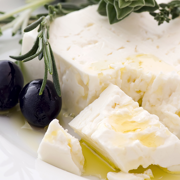 Η φέτα είναι ένα από τα λευκά τυριά που βρίσκεται σε κάθε Ελληνικό τραπέζι καθημερινά, συνδυάζετε σχεδόν με όλα τα φαγητά και υπάρχουν πολλοί άνθρωποι που δεν μπορούν να απολαύσουν το φαγητό τους εάν δεν περιλαμβάνει φέτα για συνοδευτικό. 