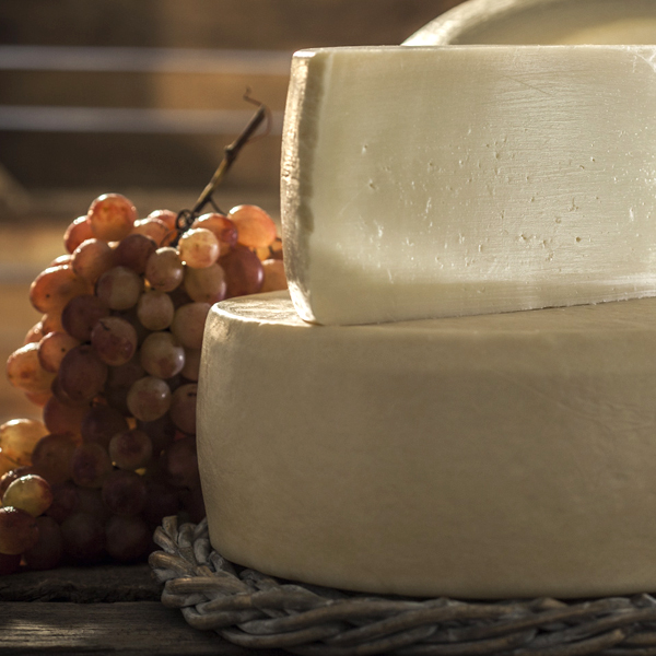 Η γραβιέρα είναι ένα ημίσκληρο τυρί με ανοιχτό κίτρινο χρώμα και με λεπτή κόρα το οποίο διακρίνεται για την ιδιαίτερη ελαφρώς γλυκιά γεύση του. 