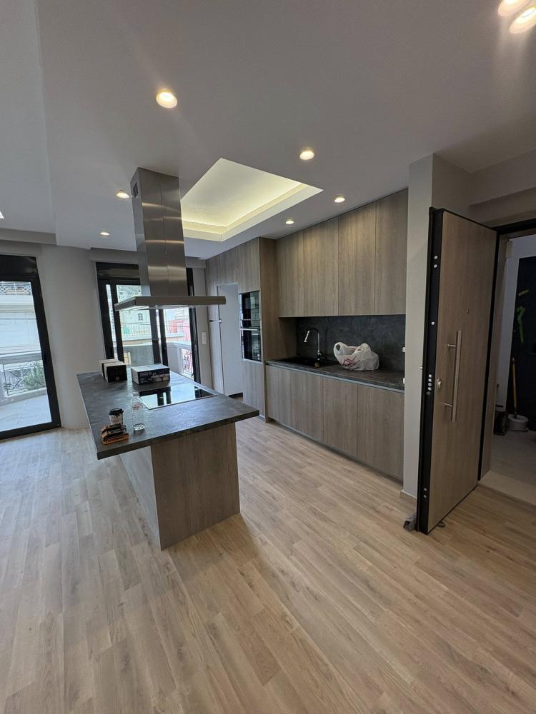 Ενα δύσκολο έργο καθαρισμού κτιρίου και τριών διαμερισμάτων. {noPicture}