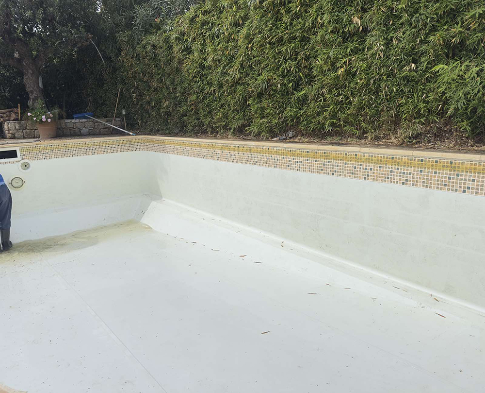 Tiles over green oily lines: Revitalize liner pools {noPicture}