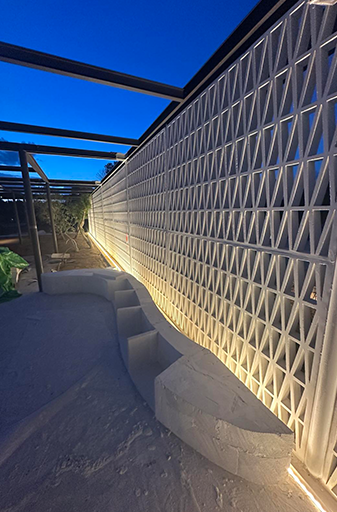 ΛΙΓΑ ΛΟΓΙΑ ΓΙΑ ΕΜΑΣ 