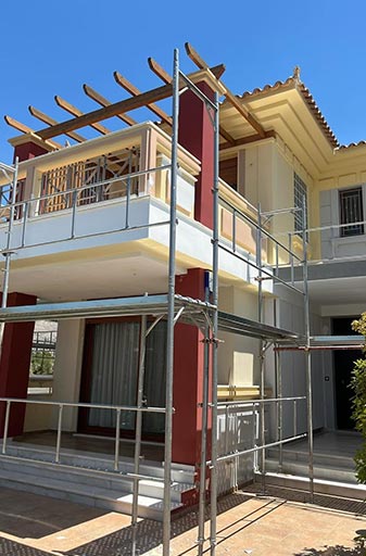 ΛΙΓΑ ΛΟΓΙΑ ΓΙΑ ΕΜΑΣ 