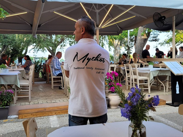 Στις Μπενίτσες Κέρκυρας, το εστιατόριο Mythos  