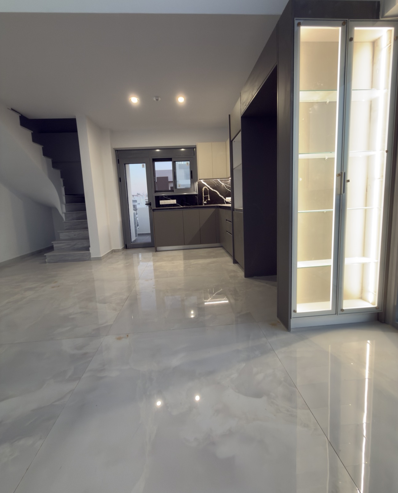 ΜΕΖΟΝΕΤΑ ΣΤΗΝ ΑΡΓΥΡΟΥΠΟΛΗ | Domera Construction