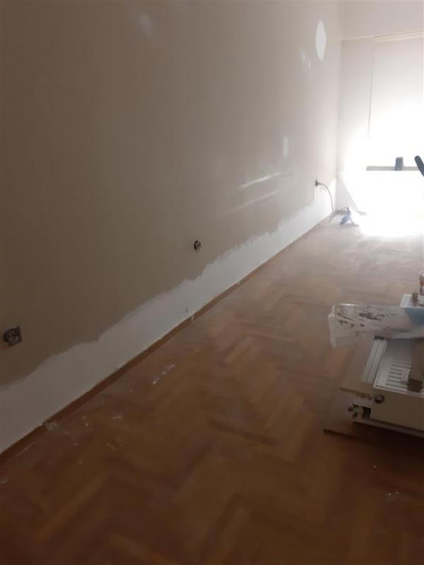 ΑΝΑΚΑΙΝΙΣΗ ΔΙΑΜΕΡΙΣΜΑΤΟΣ ΣΤΗ ΚΥΨΕΛΗ Σοβατίσματα, βαψίματα, τοποθέτηση πλακιδίων και κατασκευή καινούργιας κουζίνας