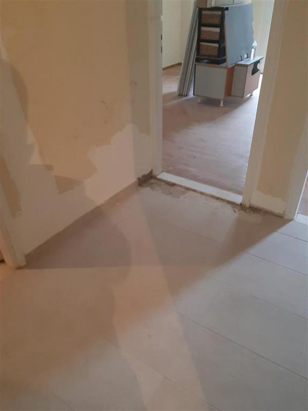 ΑΝΑΚΑΙΝΙΣΗ ΔΙΑΜΕΡΙΣΜΑΤΟΣ ΣΤΗ ΚΥΨΕΛΗ Σοβατίσματα, βαψίματα, τοποθέτηση πλακιδίων και κατασκευή καινούργιας κουζίνας