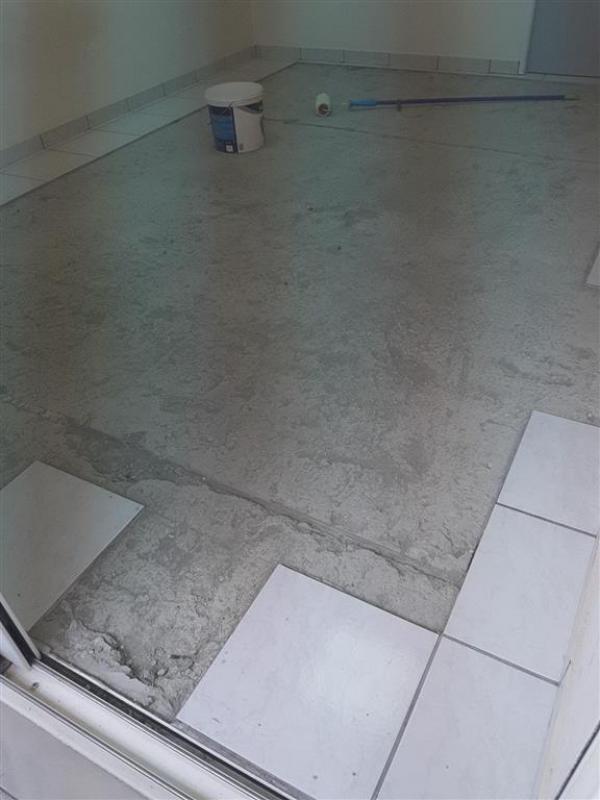 ΑΣΤΑΡΩΝΟΥΜΕ ΤΗΝ ΕΠΙΦΑΝΕΙΑ ΠΡΩΤΟΥ ΤΟΠΟΘΕΤΗΣΟΥΜΕ ΤΑ ΝΕΑ ΠΛΑΚΑΚΙΑ