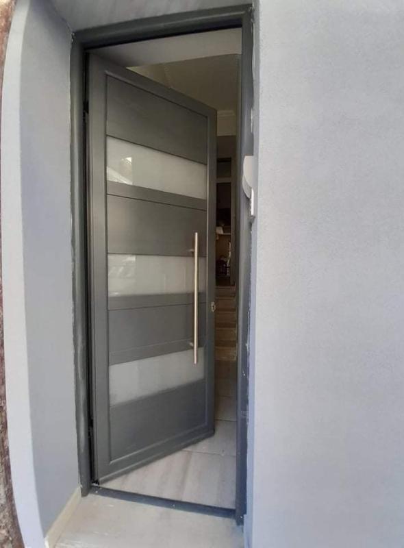 Πόρτα αλουμινίου