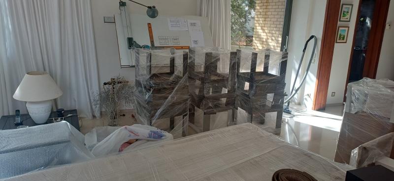 Έπιπλα τυλιγμένα με μεμβράνη, έτοιμα για μεταφορά