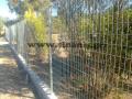 περίφραξη με πονταριστό πλέγμα και σενάζ (μπετό) στη βάση.