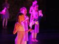Η ετήσια παράσταση της σχολής χορού Dancespace, της Μαρίας Γαδετσάκη, «Μια γαλάζια περιστέρα» είναι μια παράσταση σύγχρονου χορού η οποία πραγματεύεται τη ζωή και τους ρόλους της γυναίκας από τη γέννηση εώς το θάνατο βασισμένη στην αιώνια αναζήτηση της ελευθερίας της ψυχής.
Διαλέγοντας ως μέσα επικοινωνίας το χορο, τη μουσική και την αέναη κίνηση των σωμάτων θα ταξιδέψουμε σε κάθε ηλικιακό στάδιο της ζωή της.