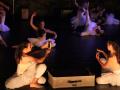 Η ετήσια παράσταση της σχολής χορού Dancespace, της Μαρίας Γαδετσάκη, «Μια γαλάζια περιστέρα» είναι μια παράσταση σύγχρονου χορού η οποία πραγματεύεται τη ζωή και τους ρόλους της γυναίκας από τη γέννηση εώς το θάνατο βασισμένη στην αιώνια αναζήτηση της ελευθερίας της ψυχής.
Διαλέγοντας ως μέσα επικοινωνίας το χορο, τη μουσική και την αέναη κίνηση των σωμάτων θα ταξιδέψουμε σε κάθε ηλικιακό στάδιο της ζωή της.