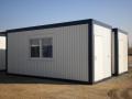 6.058    x    2.438    x 2.820 mm (Ύψος εσωτερικού:  2.500 mm)	

Πλαίσιο
Συγκολλημένη ατσάλινη κατασκευή από ελάσεις και κοίλα, Πριμερ προστασίας/ αστάρι, πολύχρωμη βαφή με βάση πολυουρεθάνης(Polyurethane Basis).

Δομή δαπέδου
Δάπεδο: τραβέρσες από 0,5 mm επιψευδαργυρωμένο λευκοσίδηρο, στερεωμένος με πρόκες.

Μόνωση: Ορυκτοβάμβακας, προστασία πυρκαγιάς DIN 4102 

Μόνωση υγρασίας:0,2 mm πολυαιθυλένιο (Polyaethylenfolie)

Βάση: 	22 mm νοβοπάν, βιδωμένο σε ατσάλινους δοκούς, συνενώσεις στοκαρισμένες και τροχισμένες με προφίλ σε σχήμα U (U-Profil) ως βάση. 

Πάτωμα: 1,5 mm PVC, σε σειρές και κολλημένο, συγκολλημένες ραφές, 
Χρώμα:  γκρι μαρμάρινο 
Σοβατεπί με σκληρό πυρήνα περ. 60mm, λευκό

Ωφέλιμο φορτίο δαπέδου: 2 500 N/m² (δυνατότητα αύξησης του φορτιού επί ζήτηση κατά αύξηση τιμής)

Κατασκευή τοίχου
Λευκοσίδηρος : 	0,55 mm επιψευδαργυρωμένο λευκοσίδηρο, RAL επιλογής. 
Βάθος καναλιού: 10 mm, σε επιψευδαργυρωμένο ατσάλινο σκελετό  σε προφίλ με σχήμα U, επιτηδευμένη ατσάλινη κατασκευή πλαισίου, στερεωμένο με πρόκες, πάχος ανάλογο με την μόνωση.
 
Μόνωση: Ορυκτοβάμβακας, εντος κατασκευής, προστασία πυρκαγιάς σύμφωνα  με DIN 4102.

Μόνωση υγρασίας:0,2 mm πολυαιθυλένιο (Polyaethylenfolie)

Αερισμός και εξαερισμός στους εξωτερικούς τοίχους με πλαστικό πλέγμα (σήτα για έντομα)  
Σωλήνα PVC NW 100 mm ανάμεσα από το εξωτερικό και το πλαστικό πλέγμα για προστασία της μόνωσης.

Μόνωση 	Δάπεδο: 80 mm ορυκτοβάμβακας, k = 0,632 W/qmK 
Εξωτερικοί/
εσωτερικοί τοίχοι:  60 mm ορυκτοβάμβακας, k = 0,667 W/qmK 
Οροφή: 80 mm ορυκτοβάμβακας, k = 0,522 W/qmK 

Κατασκευή της οροφής

Λευκοσίδηρος: 0,75 mm επιψευδαργυρωμένο λευκοσίδηρο,βάθος καναλιού 40 mm, αερισμένο, ενώνεται με ειδικό σύστημα (gekantete Dachprofile) το οποίο βιδώνετε με την κατασκευή πλαισίου. 
Μόνωση:Ορυκτοβάμβακας, προστασία πυρκαγιάς Α2 DIN 4102
Μόνωση υγρασίας:0,2 mm Πολυαιθυλένιο (Polyaethylenfolie)

Αποχέτευση της οροφής:κατακόρυφες υδρορροές από σωλήνες PVC (4) ΝW 60 mm στις γωνίες 
Ωφέλιμο φορτίο οροφής: 1.250 N/m²

Οροφή:	10 mm (μελαμίνη/ ρητίνη) νοβοπάν, όχι φορμαλδεΰδης (formaldehydfrei), λευκό, επάνω σε ατσάλινα στηρίγματα στερεωμένα με πρόκες, πρόκες με ομοιόχρωμο πλαστικό κάλυμμα, ενώσεις καλυμμένες με πλαστική ύλη.

Τοίχοι: 10 mm (μελαμίνη/ ρετσίνι) νοβοπάν, όχι φορμαλδεΰδης(formaldehydfrei), λευκό/ βελανιδιά ανοιχτόχρωμη, προστασία Ε 1 (Schutzklasse E1), πρόκες με ομοιόχρωμο πλαστικό κάλυμμα, ενώσεις καλυμμένες με πλαστική ύλη.

Μεσότοιχοι με μόνωση 

Εξοπλισμός
Εξωτερική πόρτα:01 τεμ.ατσάλινη πόρτα 875 x 2000 mm, Επιψευδαργυρωμένη και με μόνωση, λεία επιφάνεια, πάχος πορτόφυλλου 40 mm, βαφή στο χρώμα του κοντέινερ, PZ-κλειδαριά 
Εσωτερική πόρτα:01 τεμ. ξύλινη πόρτα 625 x 2000 mm, ατσάλινο πλαίσιο, λευκό, πορτόφυλλο με ενίσχυση σε σχήμα κερήθρας για σταθερότητα και μόνωση Wabeneinlage), επιφάνεια επικαλυμμένη με φύλλο PVC η βαμμένο, πόμολο από πλαστική úλη, κλειδαριά
Παράθυρο: 02 τεμ.από πλαστική ύλη, 2.500 x 2.000 mm,  λευκού χρώματος, γυαλί με μόνωση, φιξ, με ρολά από αλουμίνιο και μετάδοση με κινητήρα.
01 τεμ.	από πλαστική ύλη, 1.800 x 800 mm,  λευκού χρώματος, δίφυλλο, γυαλί με μόνωση, άνοιγμα κανονικό και επικλινή, με ρολά από πλαστική υλη,ιμάντα χειρισμού, k: 1,1 W/gmK 
01 τεμ.	από πλαστική ύλη, 400 x 2.000 mm,  λευκού χρώματος, μονόφυλλο, γυαλί με μόνωση, άνοιγμα κανονικό και επικλινή, με ρολά από πλαστική υλη, ιμάντα χειρισμού, k:1,1 W/gmK

Ύψος παραθύρου από δάπεδο: α) κανονικό παράθυρο: 850 mm OKFF 
β) WC παράθυρο:1.800 mm OKFF 
Παράθυρα με εξωτερικό περβάζι.
Μίνι κουζίνα
01 τεμ. ντουλάπα με ψυγείο (127 L), 2 ματιά ηλεκτρικής κουζίνας, νεροχύτης Nirosta, διαστάσεις: 1.000x600x900 mm 
01 τεμ. πάγκος εργασίας, διαστάσεις: 1.500x600x900 mm				
Είδη υγιεινής και δίκτυο σωληνώσεων

01 τεμ.	λεκάνη τουαλέτας (πορσελάνης), λευκό, κάθισμα τουαλέτας από πλαστική ύλη, καζανάκι, θήκη χαρτιού υγείας
01 τεμ. ντουζιέρα 800/800 mm, τηλέφωνο ντους, βρύση με 2 βάνες (ζεστό - κρύο), κουρτίνα ντους  
01 τεμ. πατοσίφωνο (φρεάτιο αποχέτευσης) με σύστημα κατά της δυσοσμίας, (χωρίς πτώση), δεν είναι συνδεδεμένο 	με την εκροή
02 τεμ. σωλήνας αποχετεύσεως από τους εξωτερικούς τοίχους
01 τεμ. Συρροή καθαρών νερών  ¾ ‘’ και εκροή ακάθαρτων νερών 50 mm μέσου του τοίχου σωλήνες τοποθετημένες έξω από τούς τοίχους 
 σωλήνες εκροής ακάθαρτων νερών: σωλήνας από πλαστική υλη (ΗΤ- Rohr) γκρι, χωρίς βαφή, σωλήνες συρροής καθαρών νερών: σωλήνας χάλκινος, χωρίς βαφή και μόνωση
01 τεμ. Συρροή καθαρών νερών  ¾ ‘’ και εκροή ακάθαρτων νερών 100 mm μέσου του τοίχου σωλήνες τοποθετημένες έξω από τούς τοίχους 
 σωλήνες εκροής ακάθαρτων νερών: σωλήνας από πλαστική υλη (ΗΤ- Rohr) γκρι, χωρίς βαφή,	σωλήνες συρροής καθαρών νερών: σωλήνας χάλκινος, χωρίς βαφή και μόνωση  

Ηλεκτρική εγκατάσταση (VDE 0100, 400/230 V) 
Ηλεκτρικός πίνακας αφαλιών, FI – Διακόπτη προστασίας 0,03 Α. 
CEE εξωτερική πρίζα 400 V, εισροές-εκροές 5-πολικό φις., 32 A 

Φωτισμός 
04 τεμ. λάμπα φθορίου 1x36 W
01 τεμ. λάμπα φθορίου 1x36 W, προστασία από υγρασία
02 τεμ. διακόπτης, λευκό 
01 τεμ. διακόπτης, λευκό, προστασία από υγρασία

Πρίζα 
04 τεμ. 230 V πρίζα, λευκό
01 τεμ. 230 V πρίζα, λευκό, προστασία από υγρασία, περίπου 1.100 mm OKFF  
03 τεμ.	πρίζα για ηλεκτρική θέρμανση, με ιδική ασφάλεια, λευκό
01 τεμ.	πρίζα (2 θέσεις) για κουζίνα, με ιδική ασφάλεια
01 τεμ.	πρίζα θερμοσίφωνου, με ιδική ασφάλεια, προστασία από υγρασία   

Ηλεκτρική θέρμανση       
02 τεμ. ηλεκτρικός θερμοπομπός 2 kW, με θερμοστάτη, έλεγχος θερμοκρασίας  
01 τεμ. ηλεκτρικός θερμοπομπός 2 kW, με θερμοστάτη, έλεγχος θερμοκρασίας, προστασία από υγρασία  

Θερμοσίφωνας 
01 τεμ. θερμοσίφωνο 5 λίτρα – 2 kW,  έλεγχος θερμοκρασίας 35 – 85 º 
01 τεμ.	ηλεκτρικός θερμοσίφωνας AEG, 1-4 kW/230 V, 100 L , διαστάσεις 1.250/510/510 mm, 35 – 85 º, προστασία κατά της παγωνιάς

Εξαερισμός WC
01 τεμ. επιτοίχιος ανεμιστήρας εξαερισμού, τύπος MAICO, AWB 100, 90 m³/h, 13 W, άνοιγμα τοίχου περ. DN 100,  χειρισμό με διακόπτη