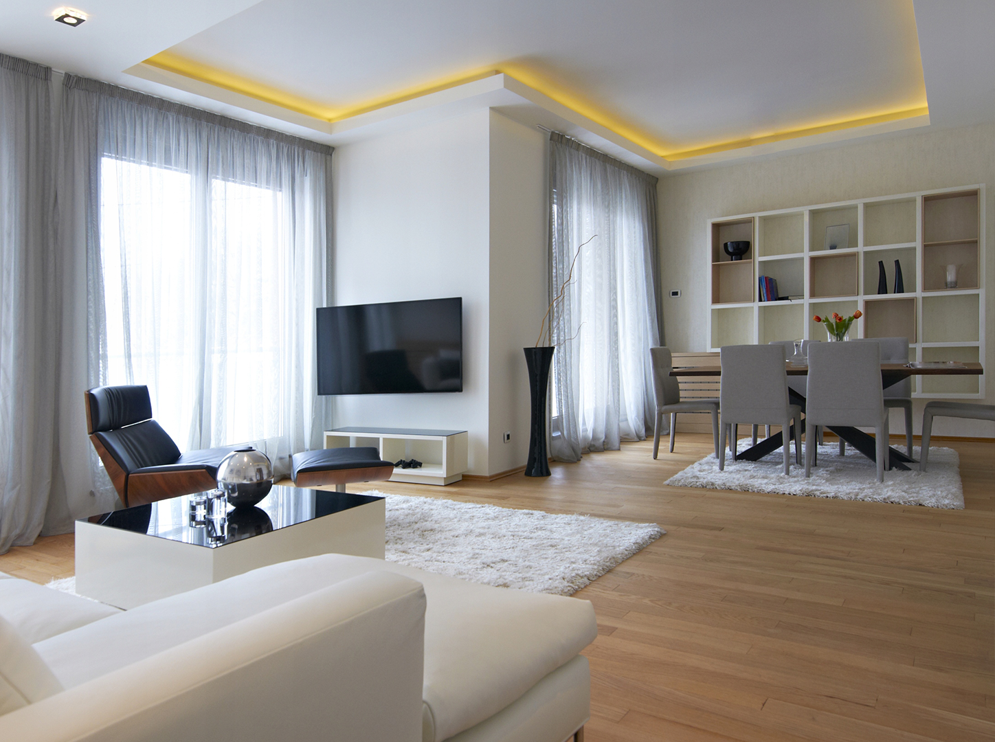 ΕΙΜΑΣΤΕ ΔΙΠΛΑ ΣΑΣ