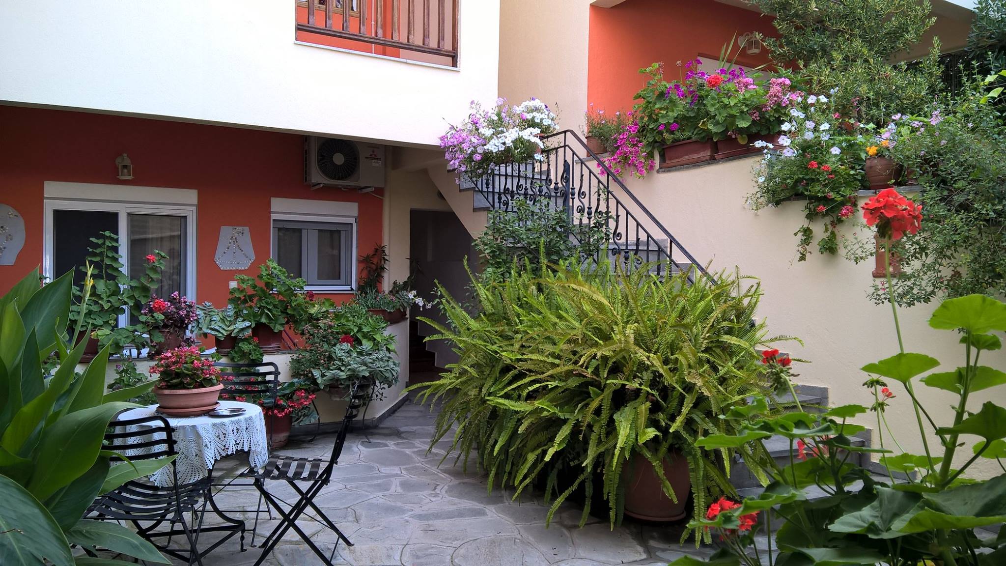 Studios located in the center of Neos Marmaras in Chalkidiki.