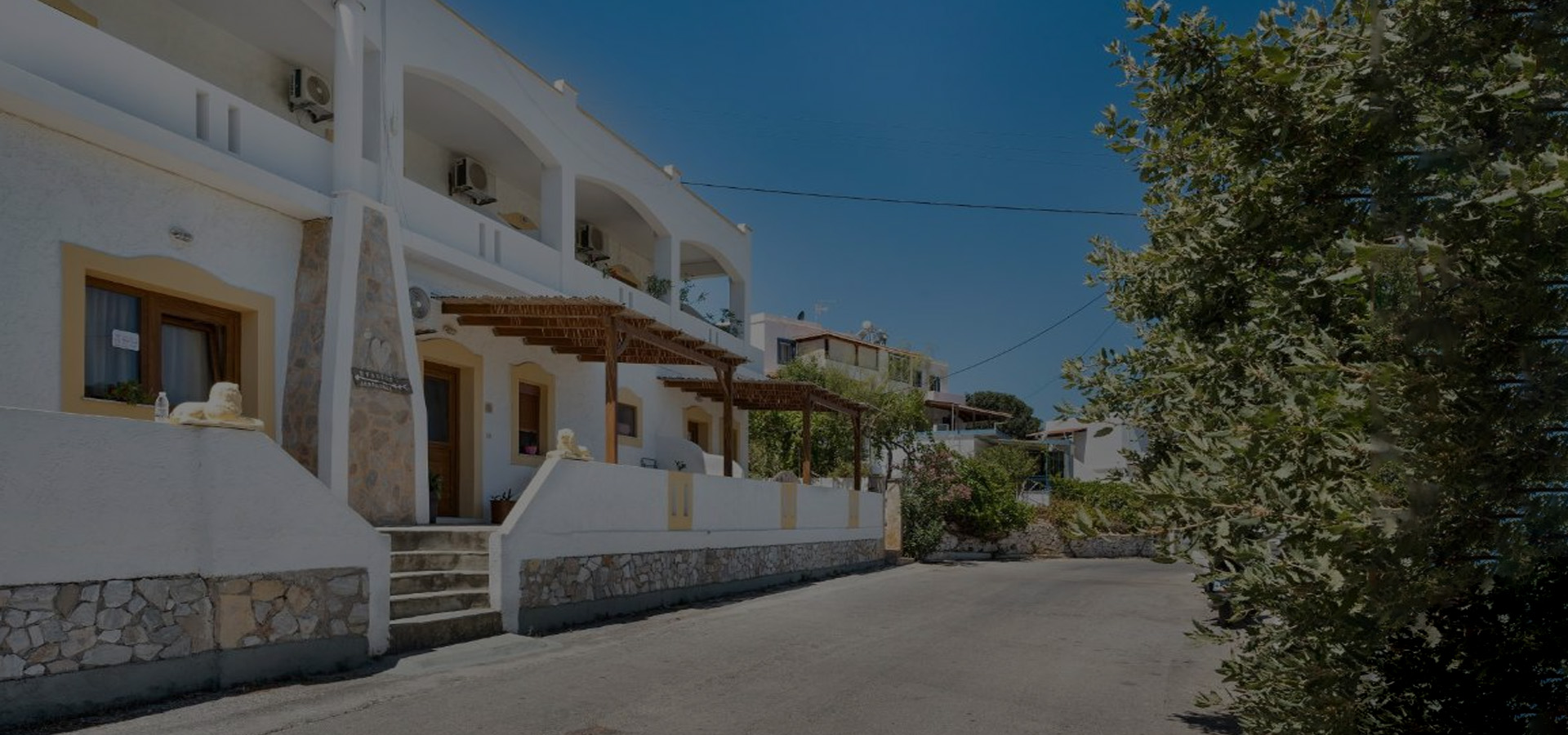 Akrogiali Rooms & Studios
